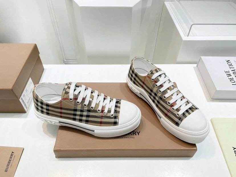 Burberry Iconic Crestwalk Low Sneaker (Women) - ASCHIEF