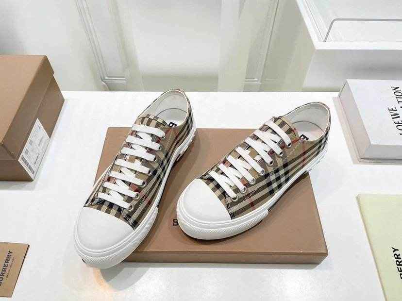 Burberry Iconic Crestwalk Low Sneaker (Women) - ASCHIEF