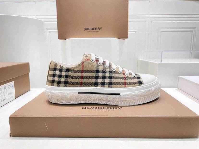 Burberry Iconic Crestwalk Low Sneaker (Women) - ASCHIEF